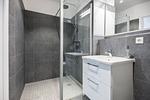 Badezimmer mit Dusche, Waschtisch, WC und Spiegel - Krusespeicher 2-42 - Top-Hundeurlaub