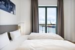 Schlafzimmer mit Doppelbett und Ausblick - Krusespeicher 2-43 - Top-Hundeurlaub