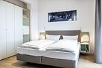 Schlafzimmer mit Doppelbett und Kleiderschrank - Krusespeicher 2-43 - Top-Hundeurlaub