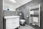Badezimmer mit Waschtisch, WC und Spiegel - Krusespeicher 2-43 - Top-Hundeurlaub