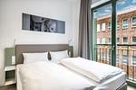 Schlafzimmer mit Doppelbett und Ausblick - Krusespeicher 3-46 - Top-Hundeurlaub