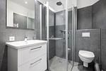 Badezimmer mit Dusche, Waschtisch, WC und Spiegel - Krusespeicher 3-46 - Top-Hundeurlaub
