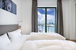 Schlafzimmer mit Doppelbett und Ausblick - Krusespeicher 3-49 - Top-Hundeurlaub