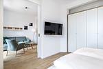 Schlafzimmer mit Kleiderschrank und TV - Krusespeicher 3-49 - Top-Hundeurlaub