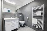 Badezimmer mit Waschtisch, WC und Spiegel - Krusespeicher 3-49 - Top-Hundeurlaub