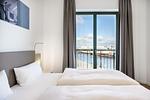 Schlafzimmer mit Doppelbett und Ausblick - Krusespeicher 3-50 - Top-Hundeurlaub