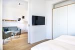 Schlafzimmer mit Kleiderschrank und TV - Krusespeicher 3-50 - Top-Hundeurlaub
