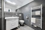 Badezimmer mit Waschtisch, WC und Spiegel - Krusespeicher 3-50 - Top-Hundeurlaub