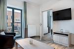 Wohnbereich mit Flatscreen-TV, Blick richtung Balkon - Ohlerich Speicher 2-13 - Top-Hundeurlaub