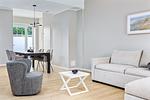 Wohn-Essbereich mit Couch und Esstisch - Strandresidenzen Binz-Prora D0.3 - Top-Hundeurlaub