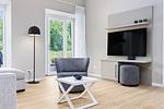 Wohn-Essbereich mit Couch und Flatscreen-TV - Strandresidenzen Binz-Prora D0.3 - Top-Hundeurlaub