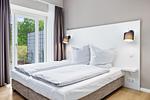 Schlafzimmer mit Zugang zur Terrasse - Strandresidenzen Binz-Prora D0.3 - Top-Hundeurlaub