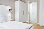 Schlafzimmer mit Doppelbett und Kleiderschrank - Strandresidenzen Binz-Prora D0.3 - Top-Hundeurlaub