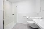 Badezimmer mit Dusche, Waschbecken, WC und Spiegel - Strandresidenzen Binz-Prora D0.3 - Top-Hundeurlaub