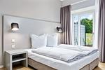 Schlafzimmer mit Doppelbett - Strandresidenzen Binz-Prora D0.5 - Top-Hundeurlaub