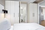 Schlafzimmer mit Doppelbett - Strandresidenzen Binz-Prora D4.4 - Top-Hundeurlaub