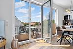 Wohn-Essbereich mit Zugang zum Balkon - Weiße Villen 1-09 - Top-Hundeurlaub