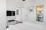 Schlafzimmer mit Doppelbett und Flatscreen TV - gbmv0-01 - Großenbrode - Ohlerich Speicher 4-22 - Top-Hundeurlaub