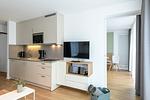 Wohn-Essbereich mit Küchenzeile und TV - Apartmentvilla Anna See 1-10 - Top-Hundeurlaub