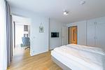 Schlafzimmer mit TV - Apartmentvilla Anna See 1-10 - Top-Hundeurlaub