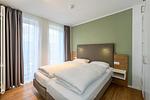 Schlafzimmer mit Doppelbett und Kleiderschrank - Apartmentvilla Anna See 1-10 - Top-Hundeurlaub
