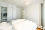 Schlafzimmer mit Doppelbett und Kleiderschrank - Apartmentvilla Anna See 1-10 - Top-Hundeurlaub