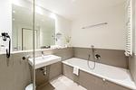 Badezimmer mit Badewanne und Waschtisch - Apartmentvilla Anna See 1-10 - Top-Hundeurlaub