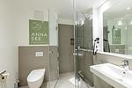Badezimmer mit Dusche, Waschtisch, WC und Spiegel - Apartmentvilla Anna See 1-10 - Top-Hundeurlaub