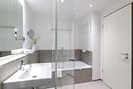 Badezimmer mit Badewanne und Waschtisch - Apartmentvilla Anna See 1-10 - Top-Hundeurlaub