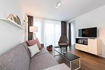 Wohn-Essbereich mit Couch und TV - Apartmentvilla Anna See 1-13 - Top-Hundeurlaub