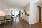 Wohn-Essbereich mit Esstisch, Sitzgelegenheiten und Küchenzeile - Apartmentvilla Anna See 1-13 - Top-Hundeurlaub
