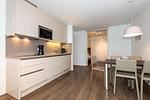 Wohn-Essbereich mit Küchenzeile und Sitzgelegenheit - Apartmentvilla Anna See 1-13 - Top-Hundeurlaub