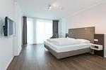 Schlafzimmer mit Doppelbett und TV - Apartmentvilla Anna See 1-13 - Top-Hundeurlaub