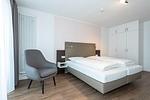 Schlafzimmer mit Doppelbett und Kleiderschrank - Apartmentvilla Anna See 1-13 - Top-Hundeurlaub