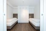 Schlafzimmer mit Einzelbetten und Kleiderschrank - Apartmentvilla Anna See 1-13 - Top-Hundeurlaub
