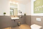 Badezimmer mit WC, Waschtisch und Spiegel - Apartmentvilla Anna See 1-13 - Top-Hundeurlaub