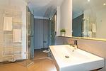 Badezimmer mit Dusche, Waschtisch und Spiegel - Apartmentvilla Anna See 1-13 - Top-Hundeurlaub