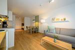 Wohn-Essbereich mit Couch, Esstisch und Sitzgelegenheit - Apartmentvilla Anna See 1-14 - Top-Hundeurlaub