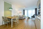 Wohn-Essbereich mit Couch, Esstisch und Sitzgelegenheit - Apartmentvilla Anna See 1-14 - Top-Hundeurlaub