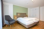 Schlafzimmer mit Doppelbett und Kleiderschrank - Apartmentvilla Anna See 1-14 - Top-Hundeurlaub