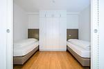 Schlafzimmer mit Einzelbetten und Kleiderschrank - Apartmentvilla Anna See 1-14 - Top-Hundeurlaub