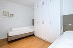 Schlafzimmer mit Einzelbetten und Kleiderschrank - Apartmentvilla Anna See 1-14 - Top-Hundeurlaub