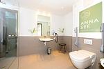 Badezimmer mit Dusche, Waschtisch, WC und Spiegel - Apartmentvilla Anna See 1-14 - Top-Hundeurlaub