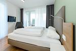 Schlafzimmer mit Doppelbett - Apartmentvilla Anna See 1-15 - Top-Hundeurlaub
