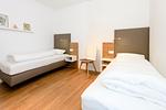 Schlafzimmer mit zwei Einzelbetten - Apartmentvilla Anna See 1-15 - Top-Hundeurlaub