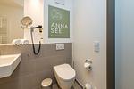 Badezimmer mit WC, Waschtisch und Spiegel - Apartmentvilla Anna See 1-15 - Top-Hundeurlaub