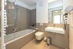 Badezimmer mit Badewanne - Apartmentvilla Anna See 1-15 - Top-Hundeurlaub