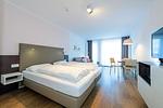 Wohn-Schlafbereich mit Doppelbett - Apartmentvilla Anna See 1-16 - Top-Hundeurlaub