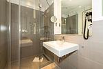 Badezimmer mit Dusche, Waschtisch und Spiegel - Apartmentvilla Anna See 1-16 - Top-Hundeurlaub