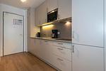 Küchenzeile mit Mikrowelle - Apartmentvilla Anna See 1-18 - Top-Hundeurlaub